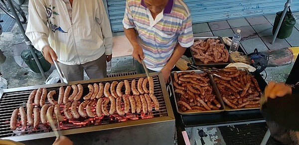 鄰江里中秋晚會上不僅有表演和摸彩，還設有許多小吃攤。圖／擷取自陳豊祥臉書
