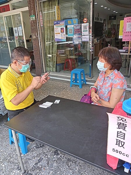 陳豊祥說，疫情開始以後，會利用廣播告知里民相關資訊，也會在里辦公室內幫助熟悉網路的民眾預約疫苗。圖／擷取自陳豊祥臉書
