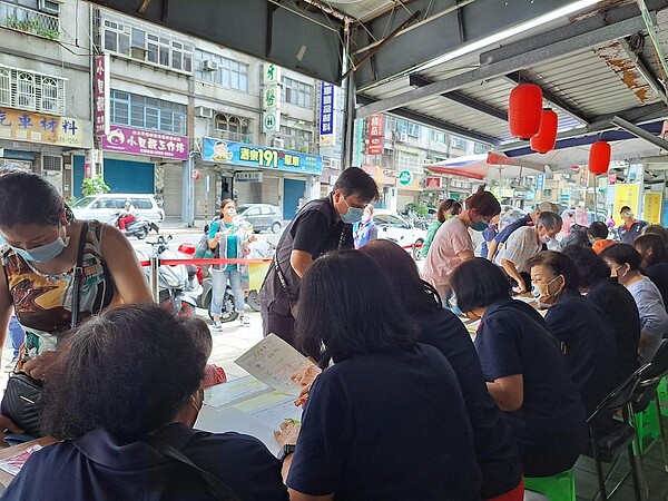 陳豊祥為里民爭取回饋金，並發放多種津貼。圖／擷取自陳豊祥臉書
