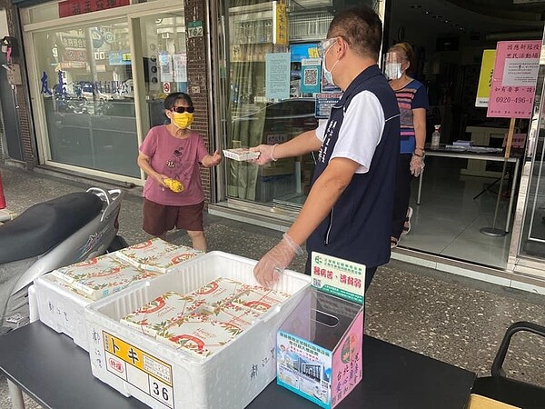 陳豊祥表示，鄰江里內清貧者與需要協助的家庭可至里辦公室處領取愛心便當。圖／擷取自陳豊祥臉書
