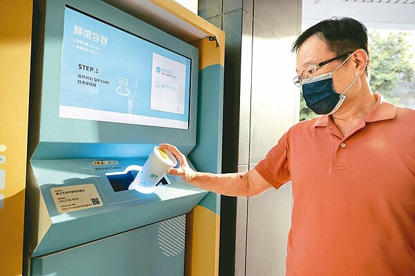 北市議員耿葳指出,2021年10月至今年7月止,北市府在循環杯系統投入733萬元,但僅吸引3716人加入會員,以會員數換算,每人政策成本約為1973元。圖/聯合報資料照片