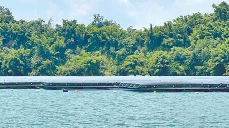 台南烏山頭水庫投入「種電」,其太陽能設施位置在遊湖船航道附近。(張毓翎攝)