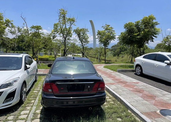 嘉義市綠映水漾公園有片空地能免費停車，卻有無車牌的轎車占用。記者林伯驊／攝影