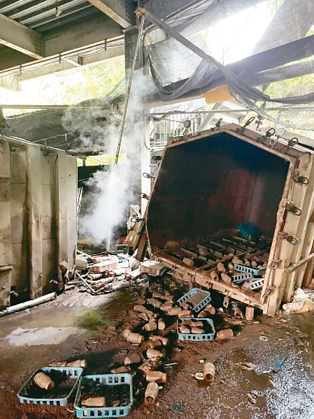 南投國姓一處香菇工寮蒸氣鍋爐昨天發生爆炸,鍋爐被炸飛移位,熱氣瞬間竄出有四人遭燙傷。圖/讀者提供