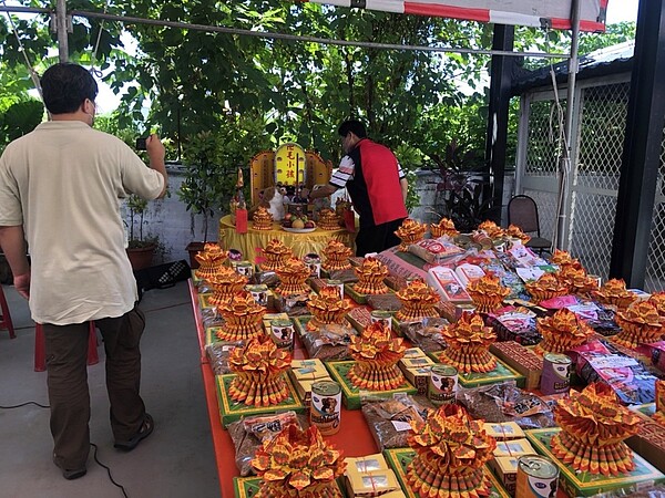 花蓮仁里萬善廟11日中元普度,首度設置毛小孩蓮座,準備乾狗糧、貓罐頭等大批專屬供品,讓往生的毛小孩盡情享用。圖/仁里萬善廟提供