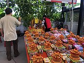 花蓮仁里萬善廟普度　首設毛小孩蓮座備狗糧罐頭等供品