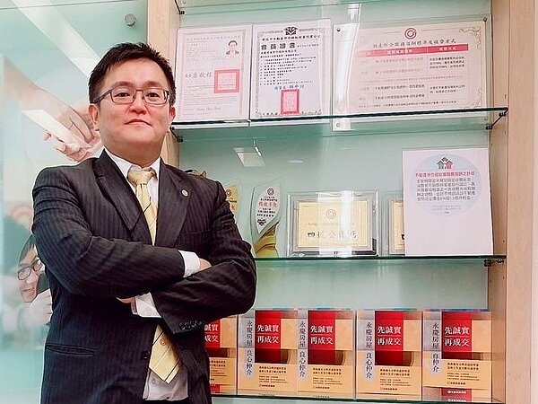 永慶房屋葉爾浩經紀人曾經幫助一名急需用錢的客戶,在兩周內成功出售房屋,還挽回230萬元的差價。圖/永慶房產集團提供