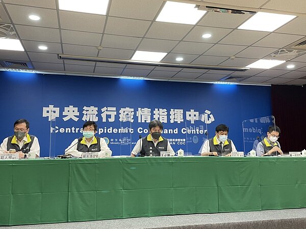 發言人莊人祥(左起)、疫情監測組組長周志浩、指揮官王必勝、林口長庚紀念醫院副院長邱政洵、醫療應變組副組長羅一鈞。記者許政榆/攝影