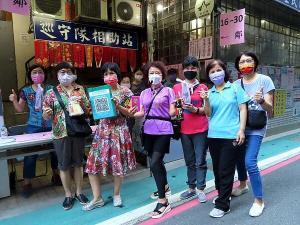 去年中秋節活動,里長利用兩天的時間發送禮物,以避免群聚。圖片由郭秀鳳里長提供