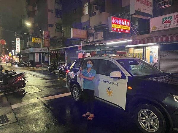 電線垂吊在馬路中間,里長與員警合作,讓用路人避開危險直到維修人員到達。圖片由郭秀鳳里長提供