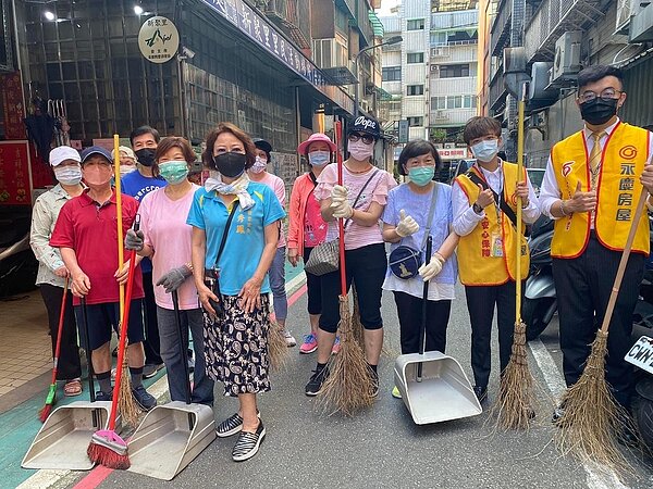 永慶房屋人員與清潔隊員打掃社區環境。圖片由郭秀鳳里長提供