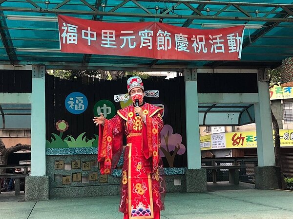 里長王德利在元宵節特別扮成財神爺。圖/王德利里長提供
