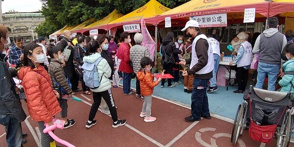 小朋友到每個攤位玩傳統童玩。圖/擷取自士林樂生活X有你有我臉書