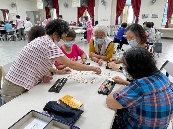 社區長輩到關懷據點玩益智遊戲。圖/擷取自士林樂生活X有你有我臉書