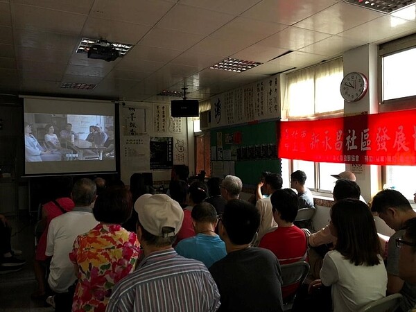 邀請居民來觀賞「走讀百年善化堂」紀錄片。圖／擷取自新永昌社區發展協會臉書