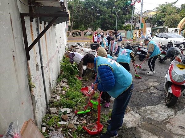 志工進行社區大掃除活動。圖/擷取自士林樂生活X有你有我臉書