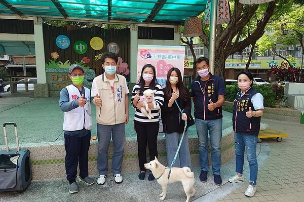 里民帶著寵物到福中公園進行健康檢查。圖/擷取自士林樂生活X有你有我臉書