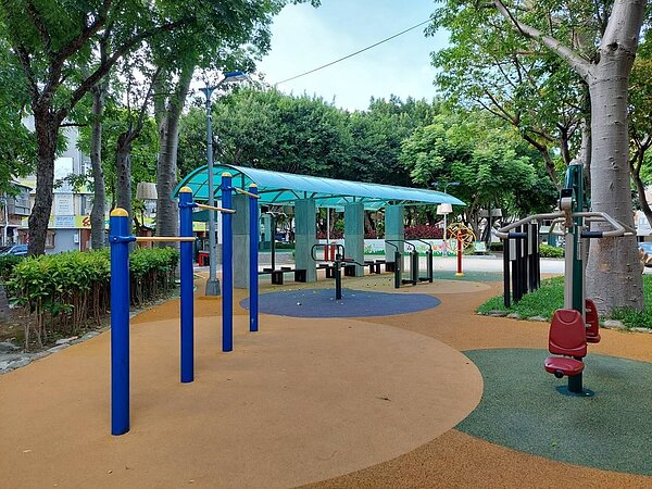公園遊戲區設置彩色無縫式地墊。圖/陳瑞達攝