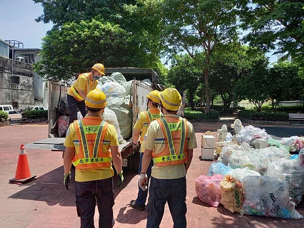 清潔隊來搬運居民資源回收的成果。圖/林家卉里長提供