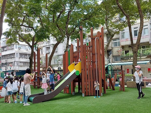 長者與小朋友共同設計的溜滑梯。圖/陳瑞達攝