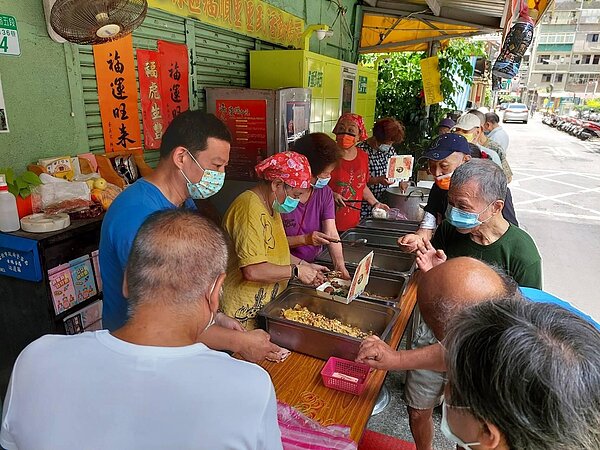 民正開心盛裝社區照顧關懷據點提供的午餐。圖／陳瑞達攝

