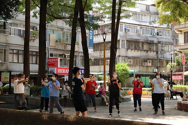 長者們開心的跟著老師做運動。圖／陳瑞達攝
