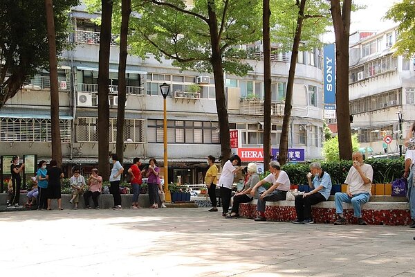 運動中場休息時間，里民紛紛開心聊天。圖／陳瑞達攝
