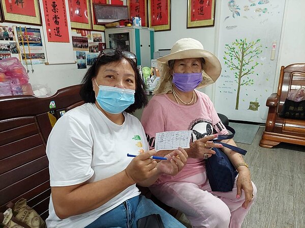 林家卉里長協助里民登記疫苗施打。圖／陳瑞達攝
