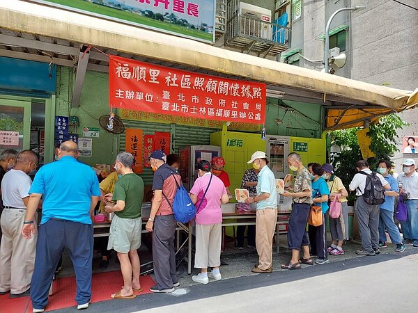 運動中場休息時間，里民紛紛開心聊天。圖／陳瑞達攝
