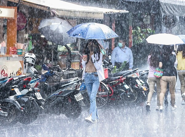 山區及部分平地午後有局部雷陣雨；有大雷雨及劇烈天氣發生，以中南部機率較高，應注意氣象局特報。圖／聯合資料照
