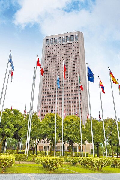 國貿大樓與電源大廠康舒科技簽下再生能源購售電合約,未來大樓16%用電將使用綠電。圖/國貿公司提供