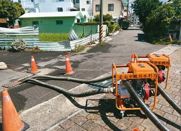 台南安平區同平路一帶上月天文大潮社區道路淹水,水利局預先部署抽水機等應變作為,嚴防海水倒灌,昨天大潮就沒有淹水。圖/台南市水利局提供