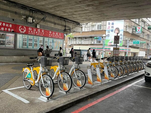 鄧麗珠希望里區能更便捷，向市府爭取架設youbike站。圖／擷取自鄧麗珠臉書