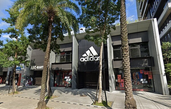 「摩曼頓Adidas士林一號店」預計於9月結束營業。圖／Google Maps