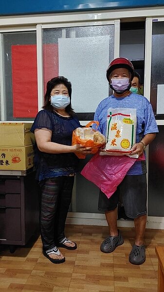 萬安里游綉蓮里長發放白米給獨居老人。圖/游綉蓮里長提供