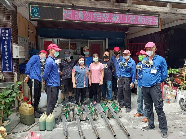 新莊區萬安里定期消毒里區環境,游綉蓮里長與消毒人員合照。圖/擷取自游綉蓮個人臉書