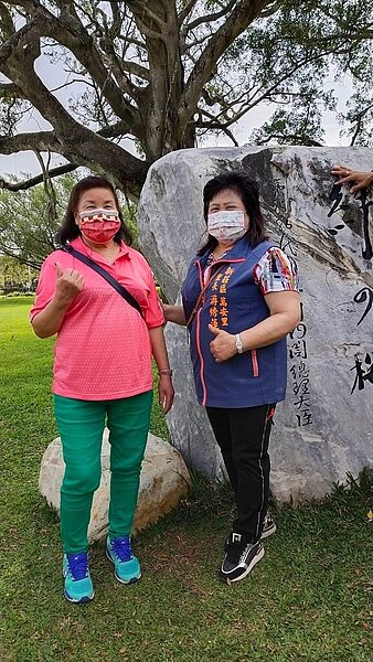 新北市新莊區萬安里游綉蓮里長(圖右)。圖/擷取自游綉蓮個人臉書