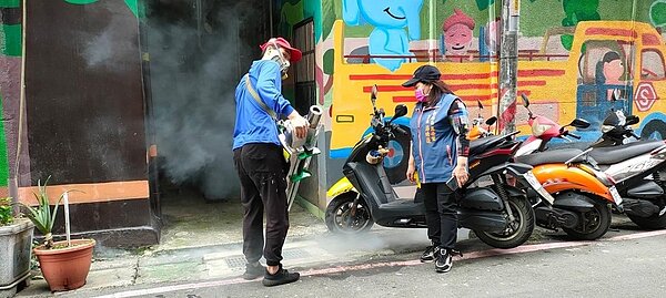 新莊區萬安里定期消毒里區環境。圖/擷取自游綉蓮個人臉書