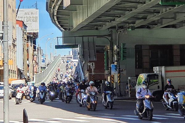 北市大橋頭最著名的「機車瀑布」，未來將啟用科技執法。記者楊正海／攝影 