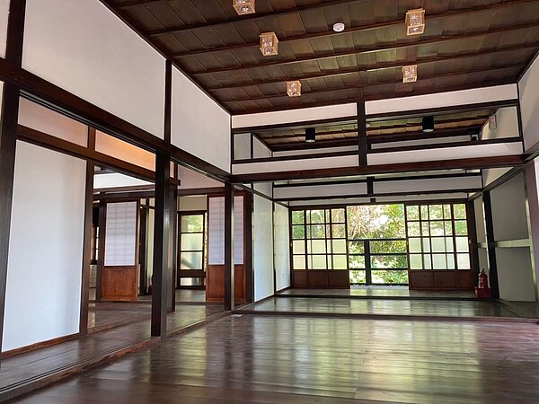 通霄神社的休憩所最近已修復完成,從原本頹圯、殘破不堪的景象恢復日式建築風貌,宛如重生。圖/縣議員陳品安提供