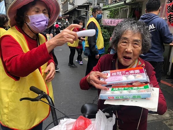 瑞陽里於元宵節時發放元宵給里民,讓里民可以一起體驗佳節氣氛。圖/取自江光輝臉書