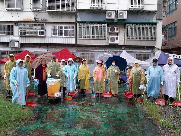 瑞陽里的志工們總不畏風雨將里內打掃得乾乾淨淨。圖/取自江光輝臉書