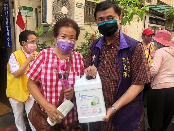 母親節時,瑞陽里發送洗碗精和康乃馨給各位母親,表達對他們的感謝之意。圖/取自台北市鄰里服務網