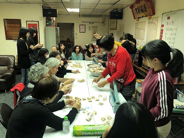 里長葉建輝定期贊助烘焙課程,讓有興趣的里民都能夠參與。圖/里長葉建輝提供