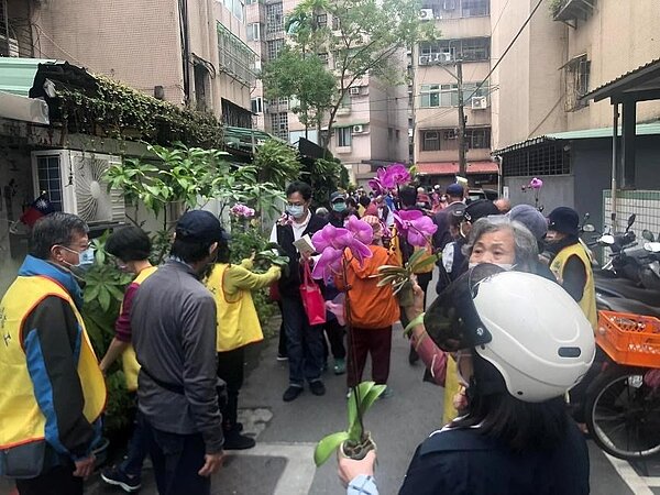 歲末年終之際,瑞陽里會發送蘭花給里民,將滿滿的祝福傳遞。圖/取自江光輝臉書