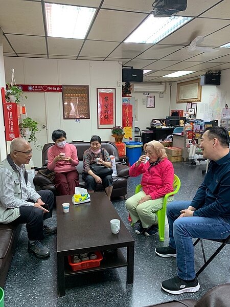 葉建輝與里民服務事務協調。圖／里長葉建輝提供
