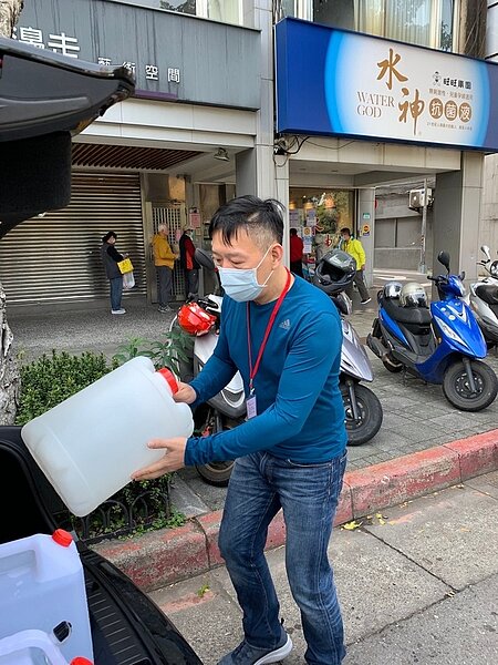 葉建輝為防疫親自取次氯酸鈉水幫助里民做消毒服務。圖／里長葉建輝提供
