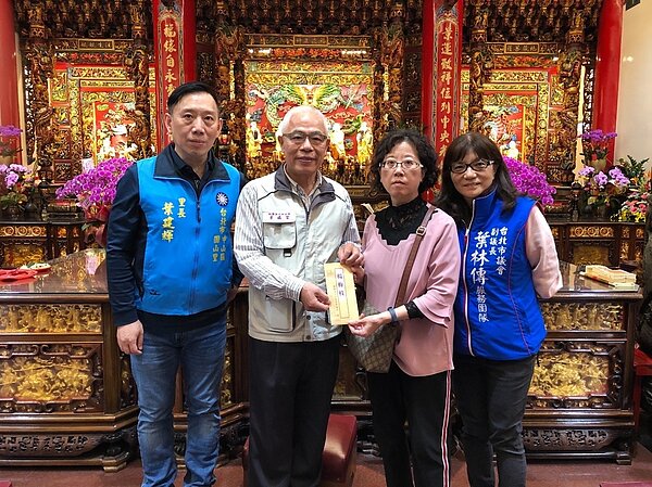 圓山里里長葉建輝幫主里民向景福宮請急難救助金。圖／里長葉建輝提供
