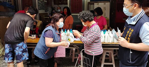 母親節時游綉蓮里長於里辦公處發放漂白水與洗衣精,吸引許多里民前來。圖/擷取自游綉蓮個人臉書
