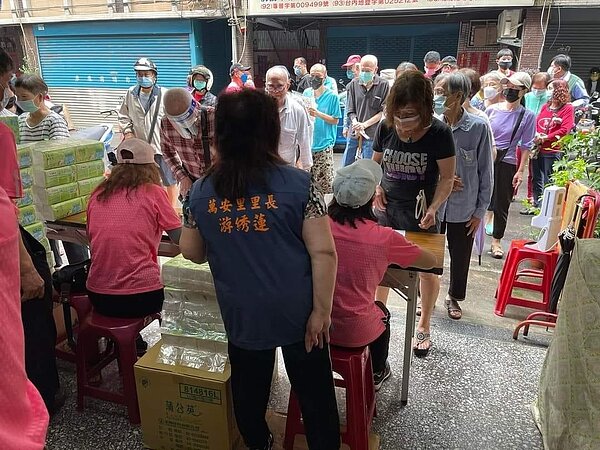 新莊區萬安里游綉蓮里長籌備端午節活動吸引許多里民參加。圖/擷取自游綉蓮個人臉書